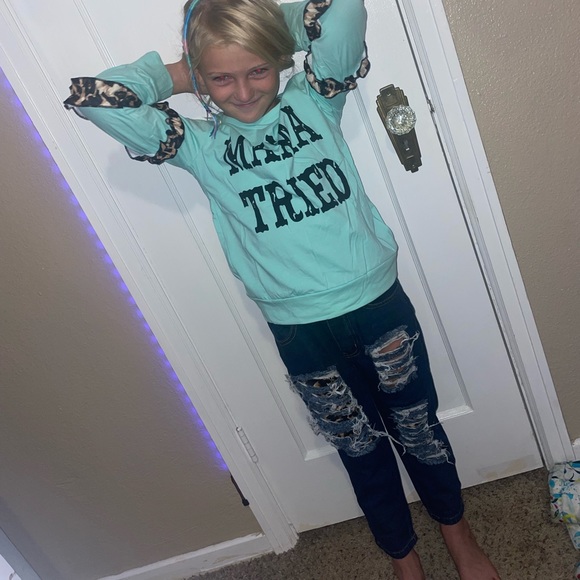 Super cute teal leopard accent top with distressed jeans - Picture 2 of 2